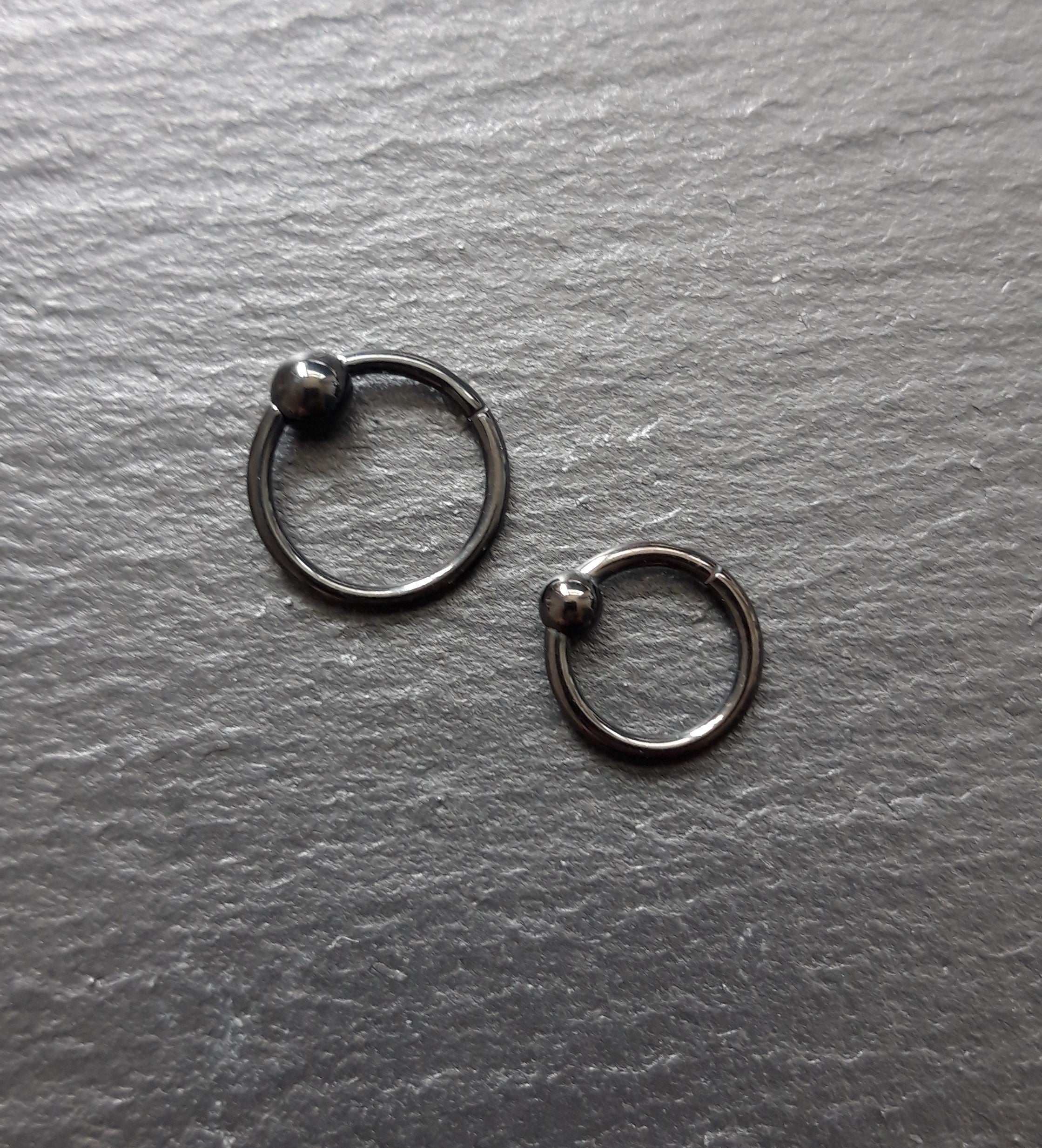 Black Steel Segment Ring Clicker mit Kugel - Stärke 1.6mm