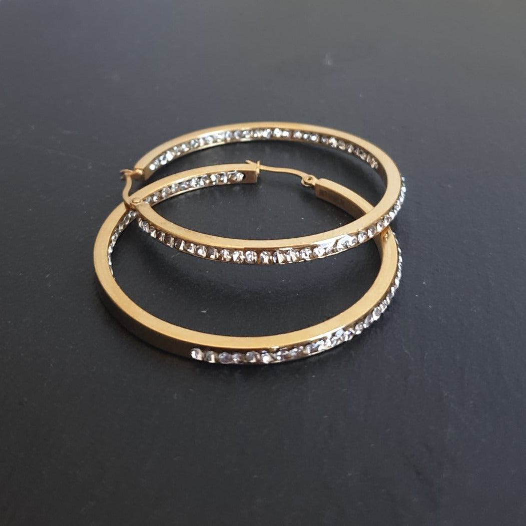 18k Gold S. Steel Creolen mit gefassten Kristallen - 51mm x 3.5mm/ CC Kristallklar