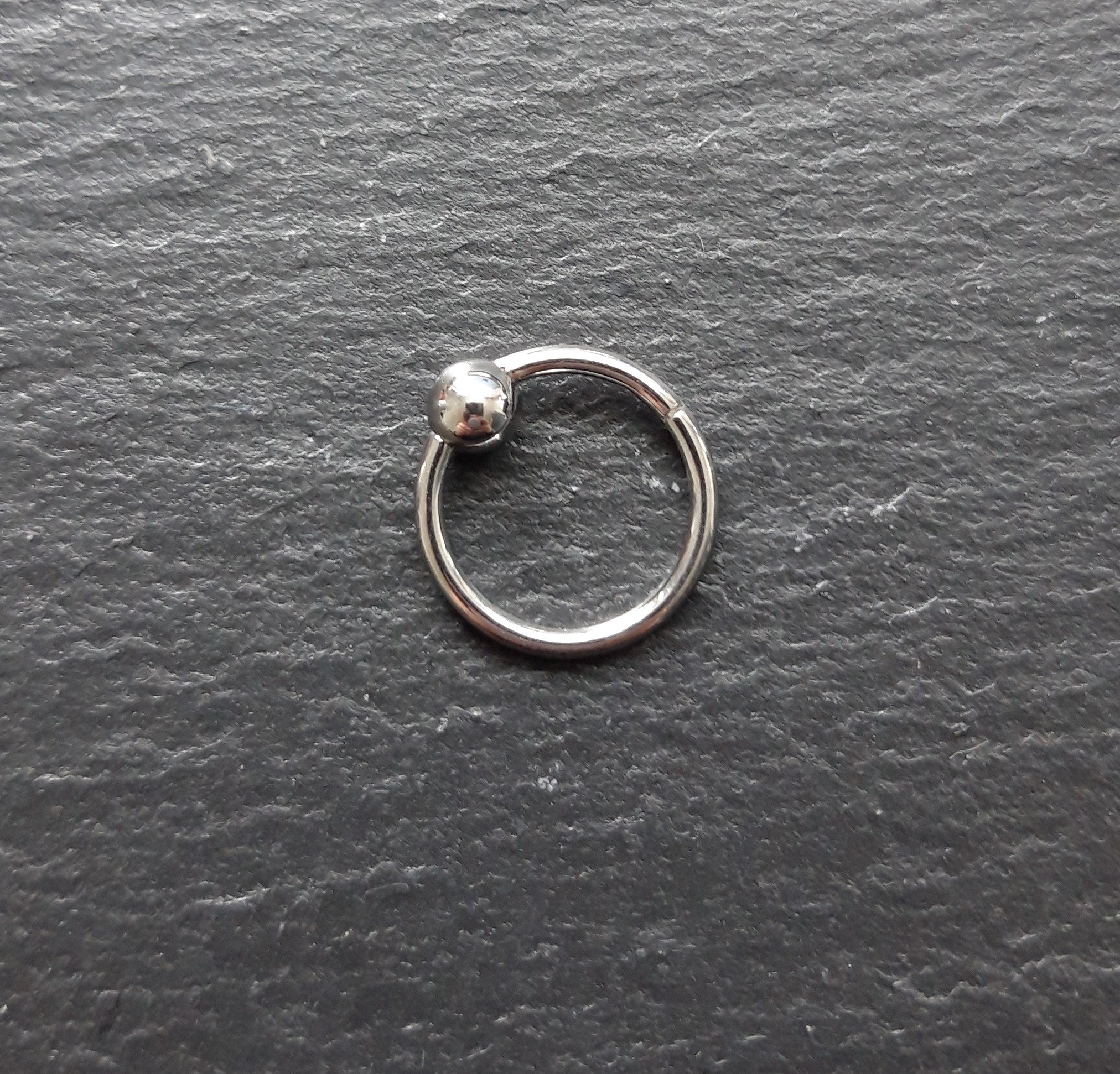 Steel Segment Ring Clicker mit Kugel - Stärke 1.2mm