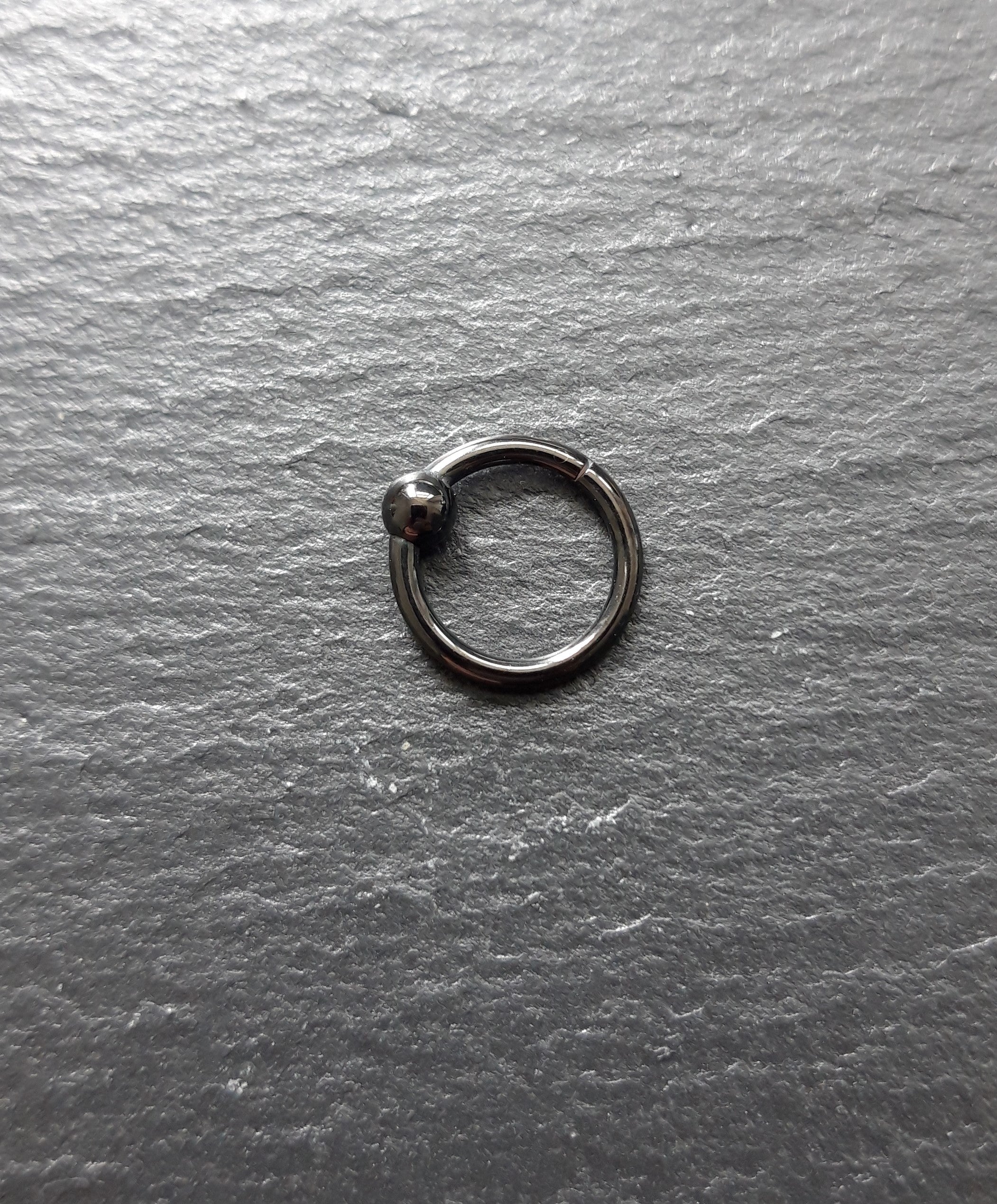 Black Steel Segment Ring Clicker with ball - thickness 1.6mm